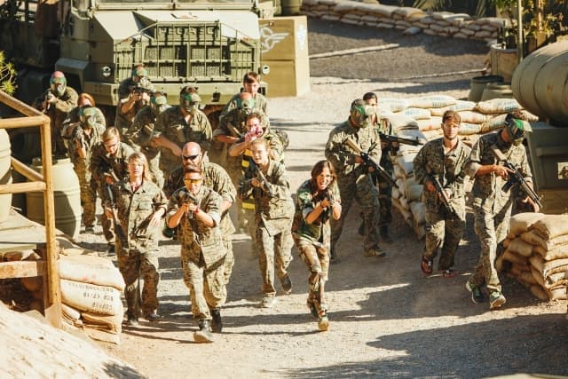 Jugadores de airsoft en acción durante una partida